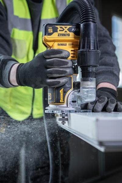 DEWALT DCW604NT-XJ, DCW604NT router en uso con extracción de polvo. Categoría fotografía.