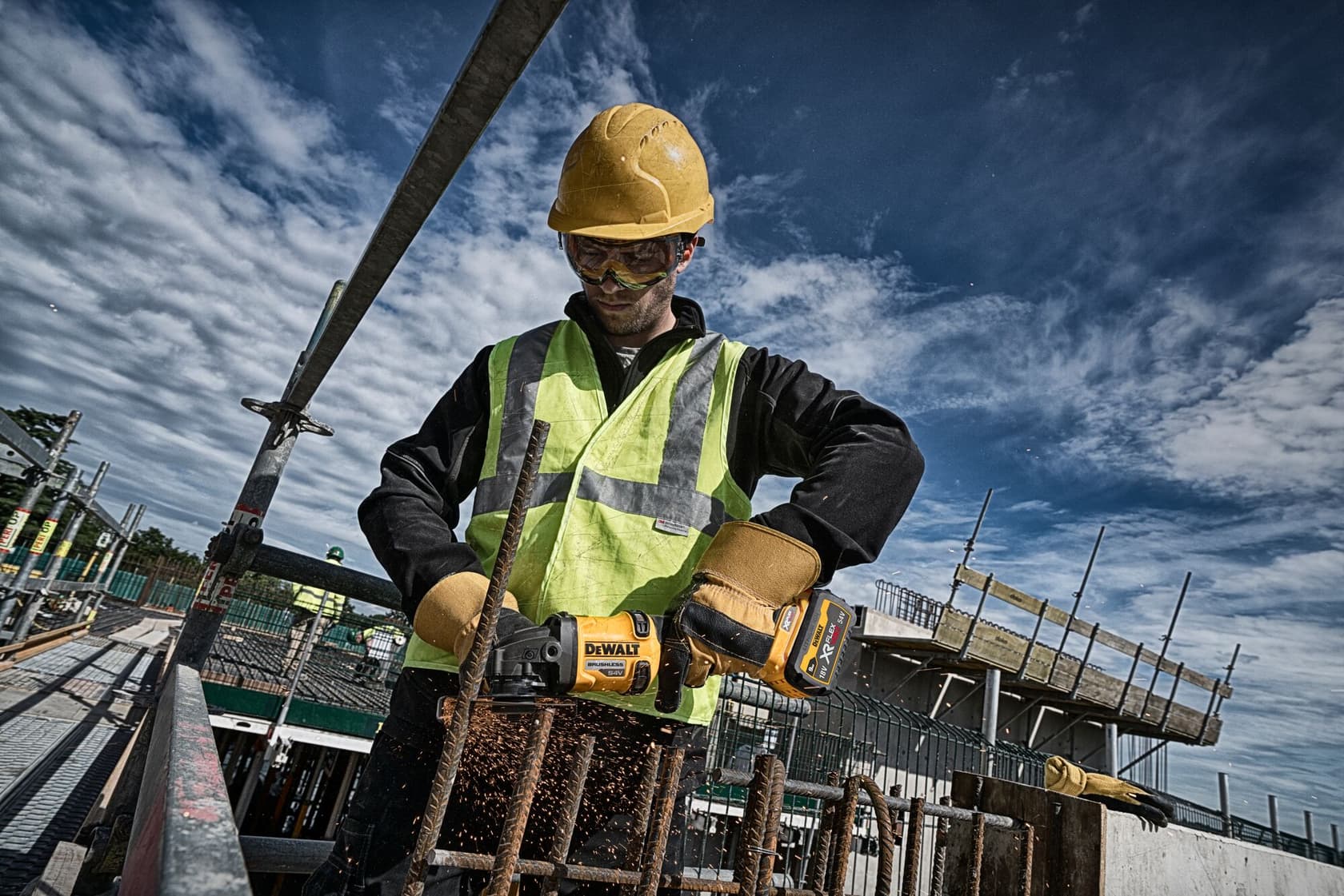 Trabajador usa DEWALT. DCZ507T2-XE, DCG418N, DCZ503X2-XE. Categoría fotografía.