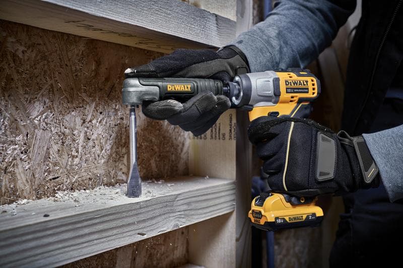 Persona perfora madera con accesorio DEWALT DT20500 y destornillador inalámbrico.