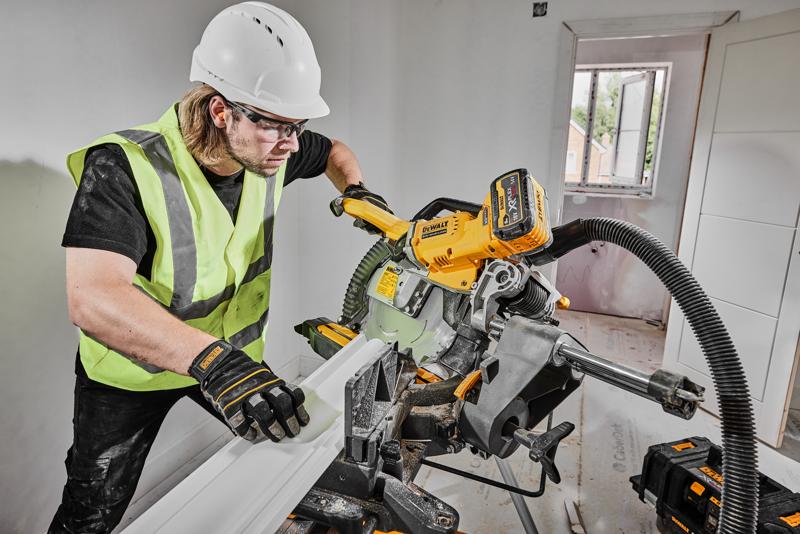 DEWALT sierra DCS781X2-QW, DCS781X2 usada por trabajador con equipo de seguridad.
