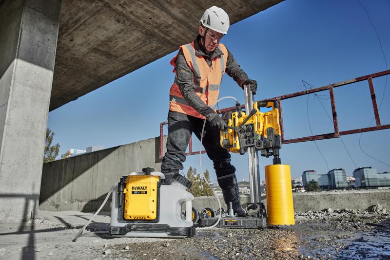 DEWALT DCE6820N, DCE6820N-XJ herramienta de perforación usada en obra. Categoría fotografía.