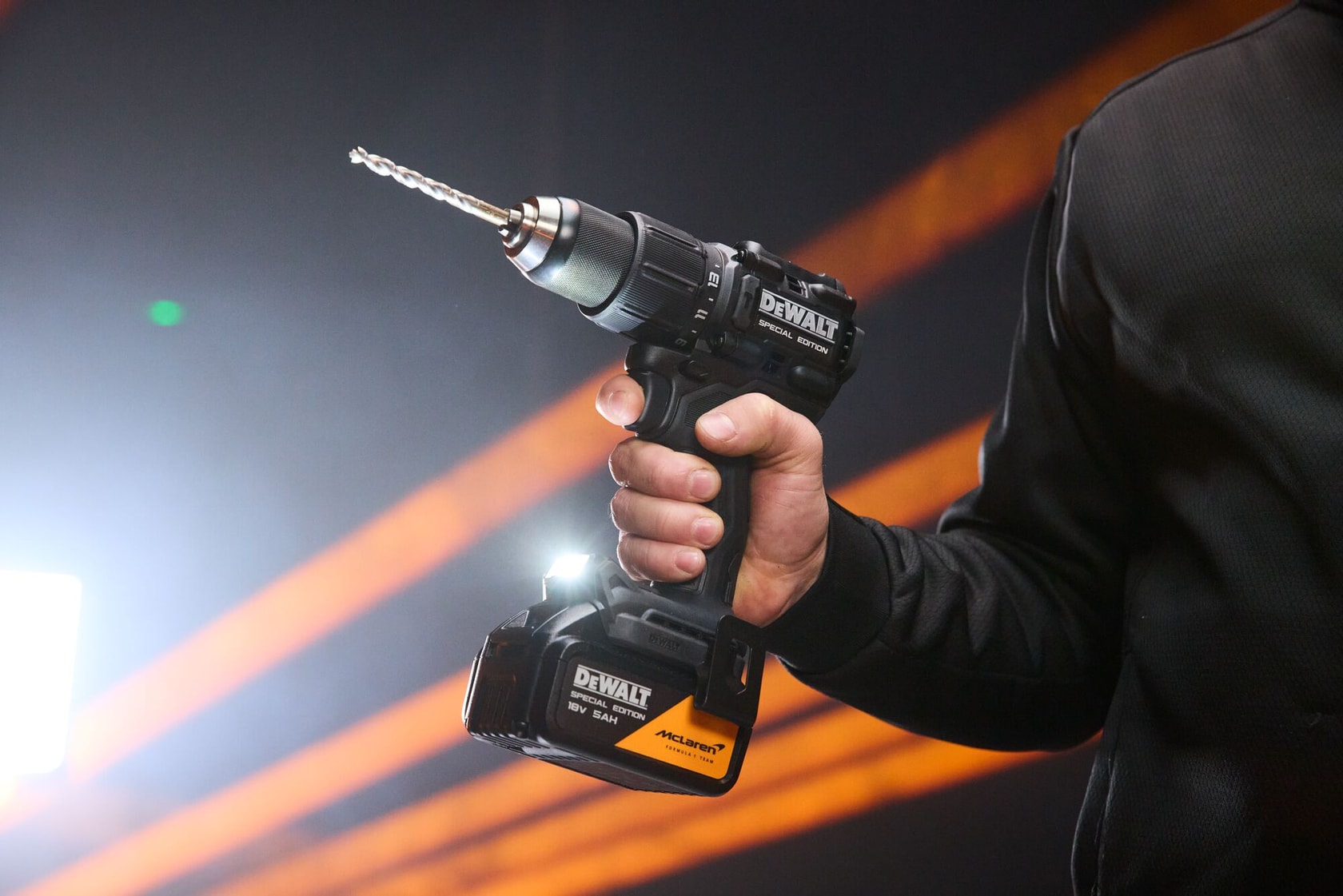 Taladro DEWALT DCD86MP2T-QW y DCD86MP2T en mano, categoría: Fotografía.