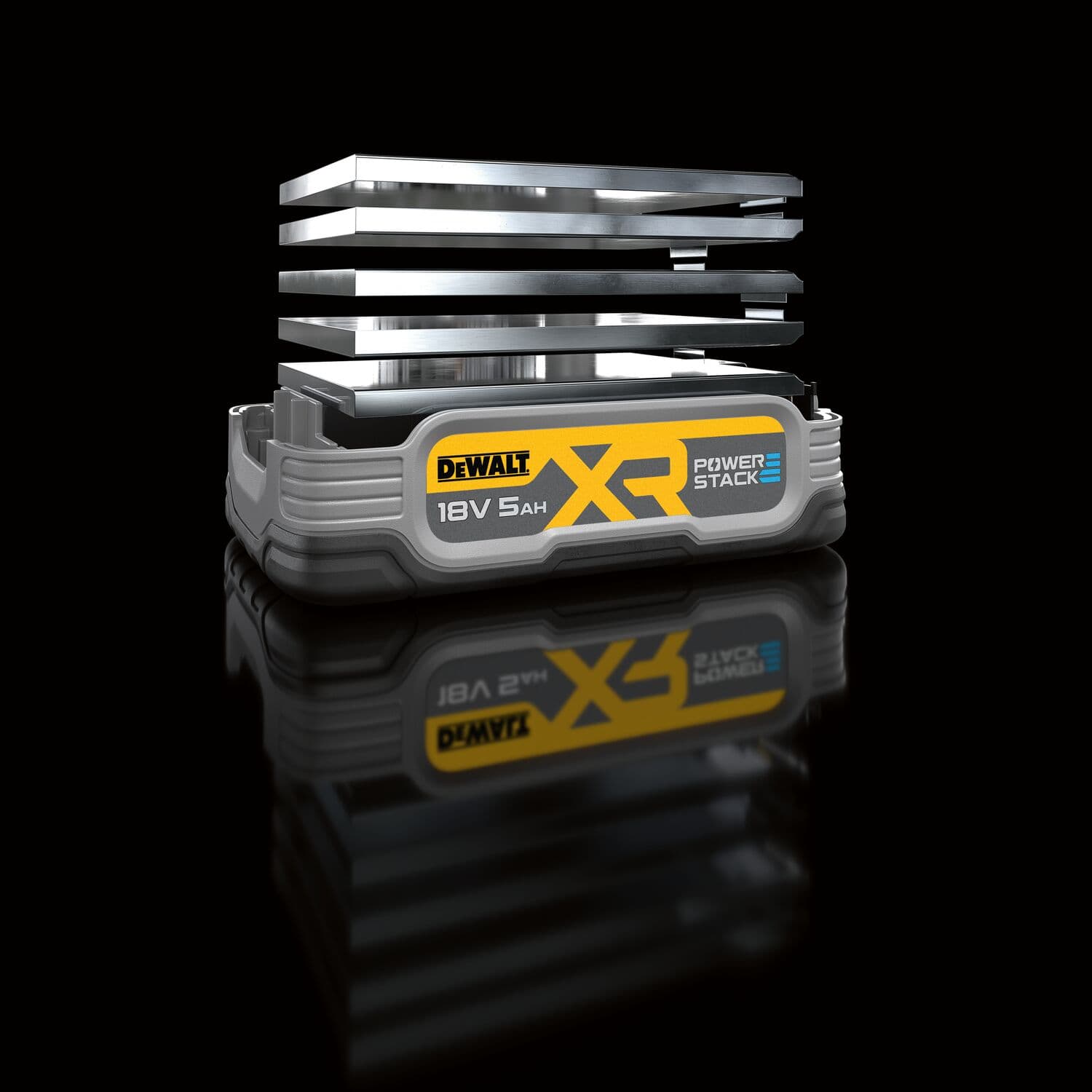 Batería DEWALT XR POWERSTACK 18V 5Ah con capas metálicas sobre superficie negra reflectante.