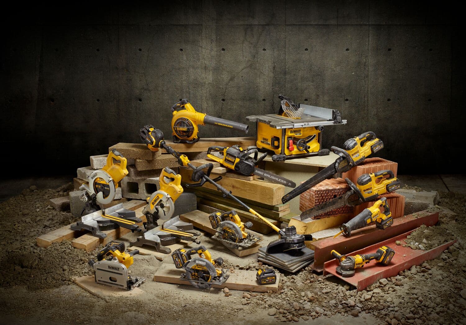 Diversas herramientas DEWALT sobre madera, como sierras, taladros, soplador y amoladora, en obra de construcción.
