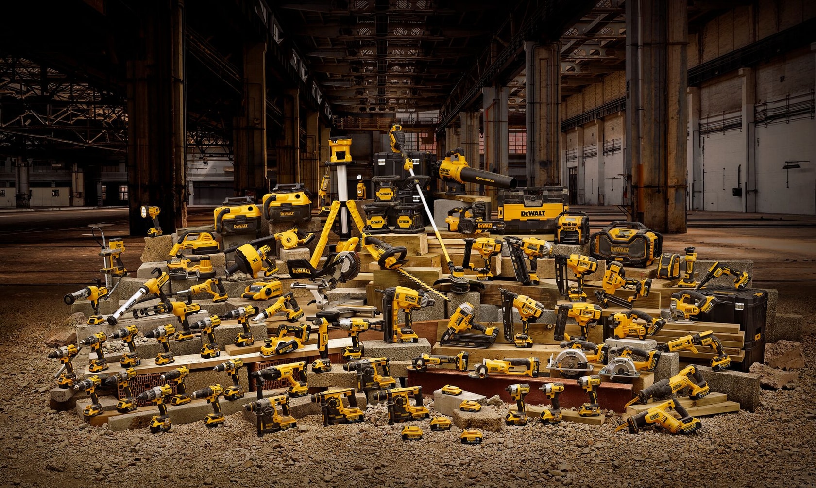 Diversas herramientas eléctricas DEWALT amarillas y estuches exhibidos en almacén industrial.