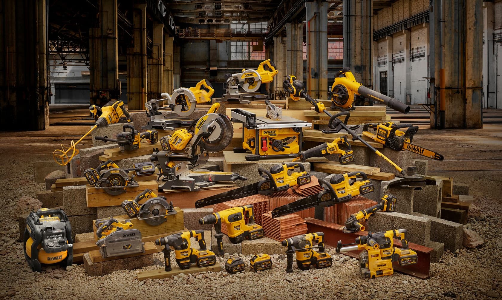 Herramientas eléctricas DEWALT sobre materiales de construcción en un almacén industrial.