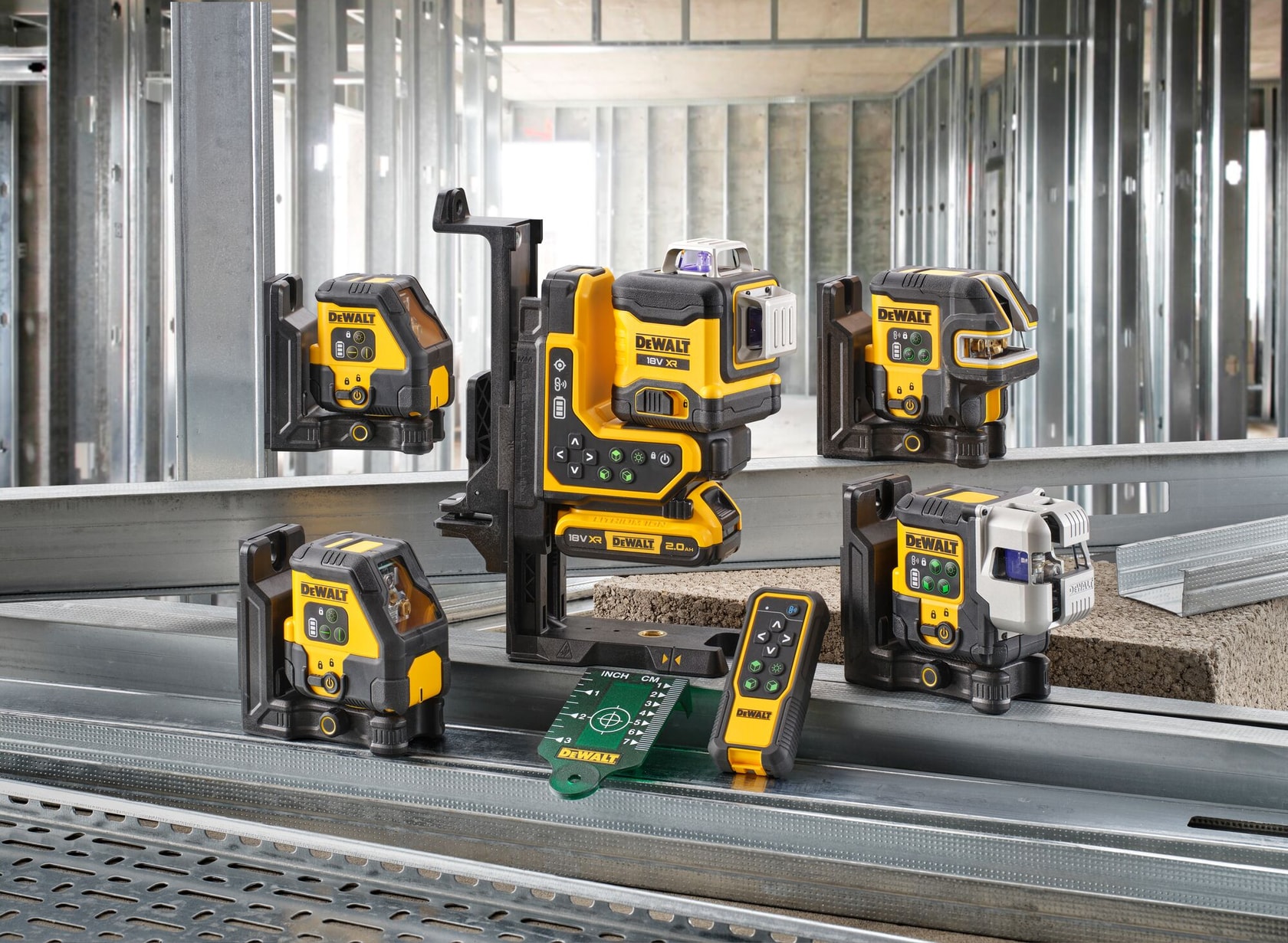 Herramientas DEWALT DCLE14301GB, DCLE14251GB, DCLE14201GB, DCLE34035B, DCLE14201RB mostradas en obra.