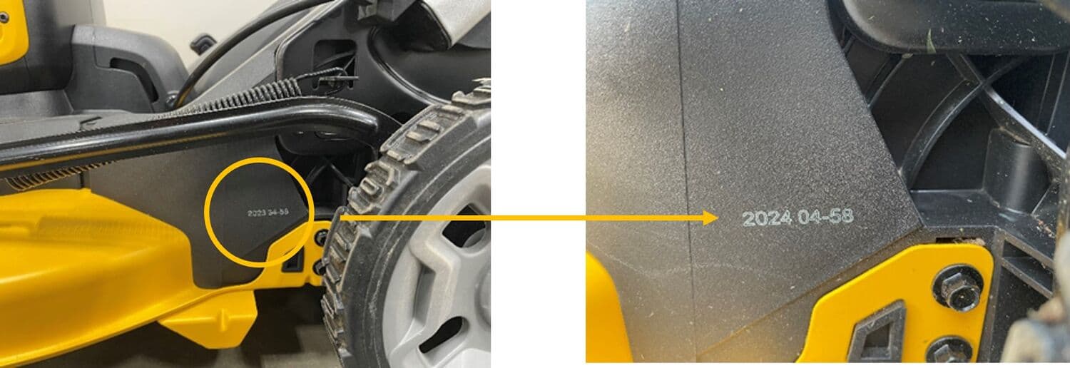 Imagen en primer plano que muestra la ubicación del número de serie en una herramienta eléctrica DEWALT, con una flecha y un círculo amarillos que destacan el número de serie grabado cerca de la rueda trasera y el marco.