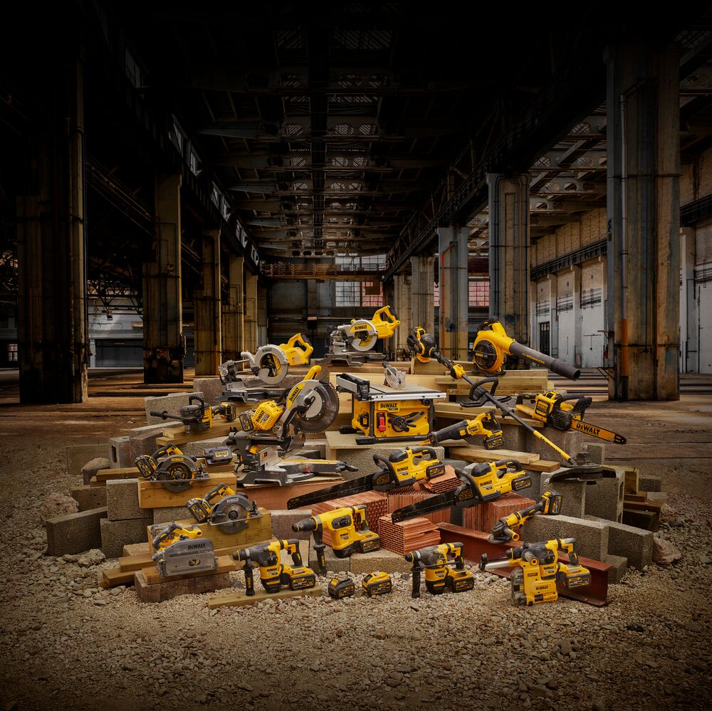 Herramientas eléctricas DEWALT sobre materiales de construcción en un almacén industrial.